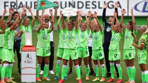 VfL Wolfsburg-Spielerin Sara Björk Gunnarsdottir jubelt vor ihrem Team mit der Meisterschale.