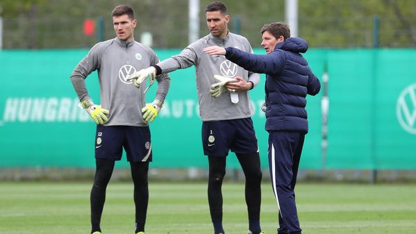 VfL Wolfsburg-Trainer Oliver Glasner gibt Koen Casteels und Pavao Pervan Anweisungen.