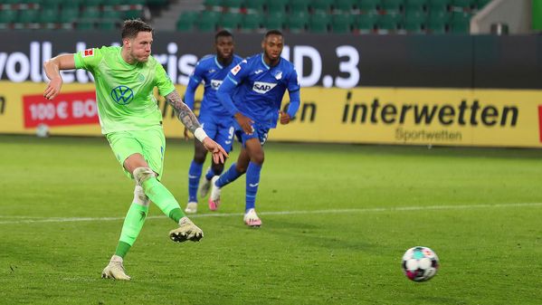 VfL-Wolfsburg-Spieler Wout Weghorst verschießt einen Elfmeter.