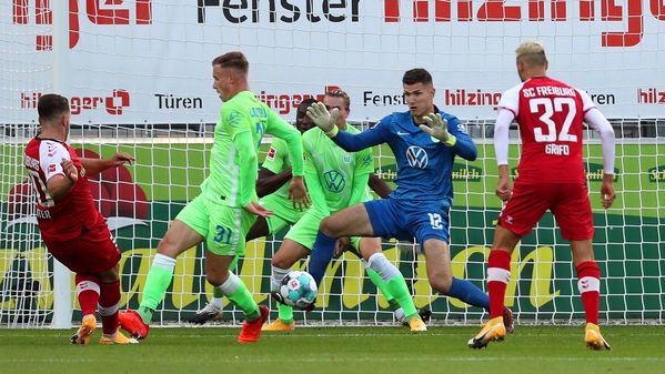 VfL-Wolfsburg-Torwart Pavao Pervan wehrt den Ball mit dem Fuß ab.