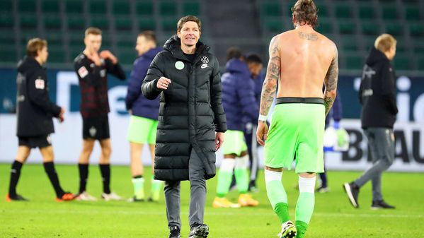 Der Trainer des VfL Wolfsburg Oliver Glasner geht auf den oberkörperfreien Daniel Ginczek zu, um einzuschlagen.