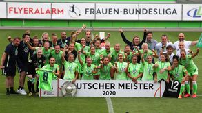 Die Frauen des VfL Wolfsburg jubeln mit der Meisterschale.