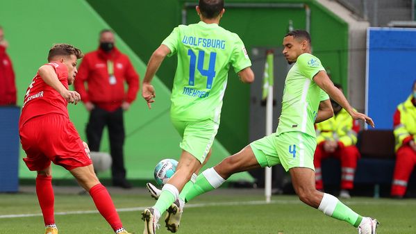 VfL-Wolfsburg-Spieler Maxence Lacroix wehrt den Ball ab.