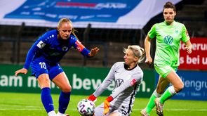 VfL Wolfsburg Torhüterin Katarzyna Kiedrzynek hält den Ball.