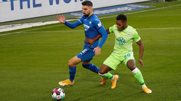 VfL-Wolfsburg-Spieler Ridle Baku im Zweikampf mit einem Gegenspieler.