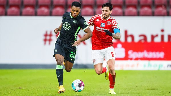 VfL Wolfsburg Spieler Ridle Baku im Duell um den Ball.