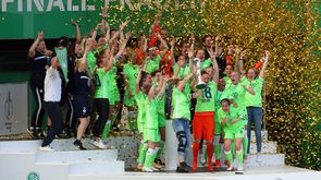 Die Frauen des VfL Wolfsburg jubeln nach der Pokalübergabe.