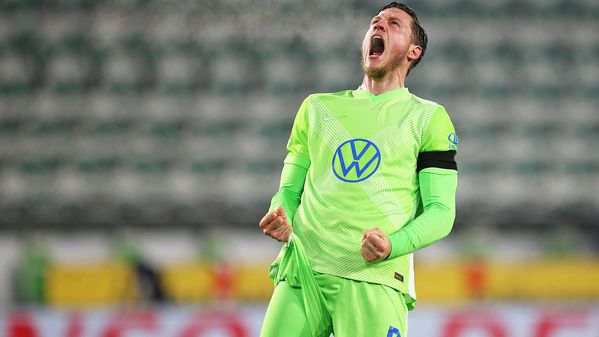 VfL Wolfsburg Stürmer Wout Weghorst jubelt mit starken Emotionen.
