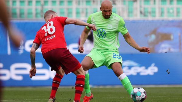 VfL-Wolfsburg-Spieler John Brooks im Zweikampf mit einem Gegenspieler.
