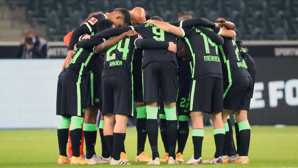 Die Spieler des VfL Wolfsburg machen einen Kreis vor dem Spiel gegen Mönchengladbach.