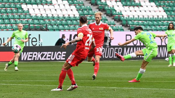 VfL-Wolfsburg-Spieler Josip Brekalo schießt aufs Tor.