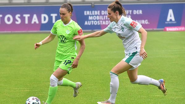 Die VfL-Wolfsburg-Spielerin Ewa Pajor im Kampf um den Ball.