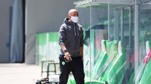 Stephan Lerch mit Maske auf dem Weg zur Trainerbank.