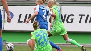 VfL-Wolfsburg-Spielerin Karina Saevik im Zweikampf mit einer Gegenspielerin.
