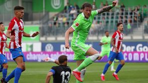 Der Stürmer der VfL Wolfsburg Wout Weghorst schießt ein Tor beim Testspiel gegen Atletico Madrid. 