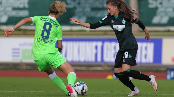 Die VfL Wolfsburg-Spielerin Lena Lattwein im Zweikampf um den Ball.