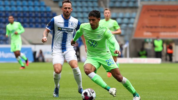 Der VfL Wolfsburg-Spieler Omar Marmoush im Zweikampf um den Ball.