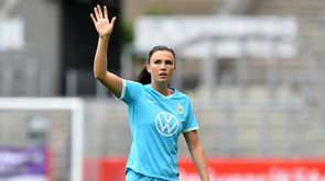 VfL-Wolfsburg-Spielerin Ingrid Engen hebt den Arm und gibt ihren Mitspielerinnen ein Zeichen.