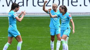 Die VfL-Wolfsburg-Spielerinnen Sara Gunnarsdottir, Ewa Pajor und Pernille Harder stehen beisammen und jubeln.