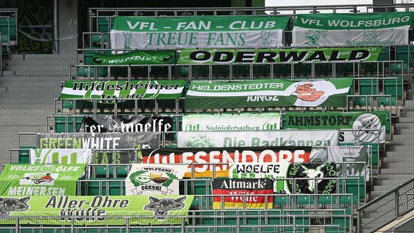 Die Banner der VfL-Wolfsburg-Fanclubs hängen in der Nordkurve der Volkswagen Arena.