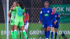 Nach einem Treffer für den VfL Wolfsburg umarmt Ingrid Engen ihre Mitspielerin Lena Goeßling.