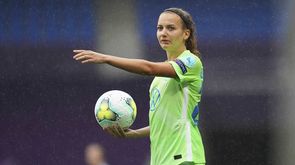 Joelle Wedemeyer vom VfL Wolfsburg gibt ihren Mitspielerinnen vor ihrem EInwurf Instruktionen.