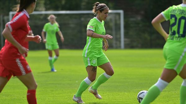 Die VfL Wolfsburg-Spielerin Anna Blässe läuft mit dem Ball.