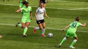 Die VfL Wolfsburg-Spielerinnen Lena Oberdorf und Svenja Huth im Zweikampf um den Ball.
