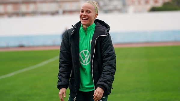 Pia-Sophie Wolter vom Frauen-Bundesligateam des VfL Wolfsburg lacht vor dem Testspiel.