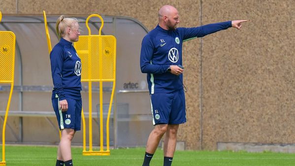 Cheftrainer Stephan Lerch stimmt sich mit seiner Co-Trainerin Thersa Merk ab.