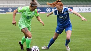 VfL-Wolfsburg-Spielerin Anna Blässe im Zweikampf mit einer Gegenspielerin.