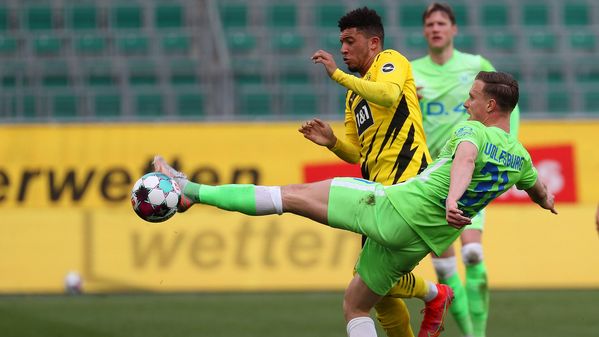 Der Mittelfeldspieler des VfL Wolfsburg Yannik Gerhardt schießt den Ball.