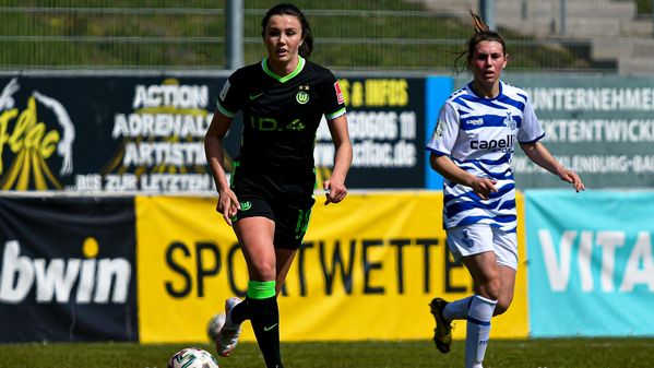 Die VfL-Wolfsburg-Spielerin Ingrid Engen läuft mit dem Ball am Fuß.