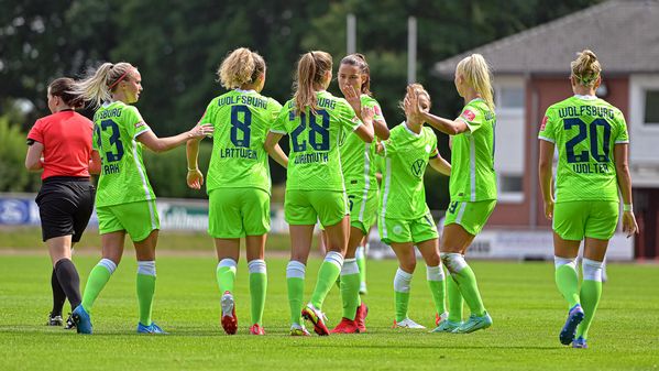 Die Frauen des Vfl Wolfsburg jubeln auf dem Spielfeld.