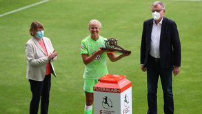 VfL Wolfsburg-Spielerin Pernille Harder bekommt die Torjägerkanone überreicht.