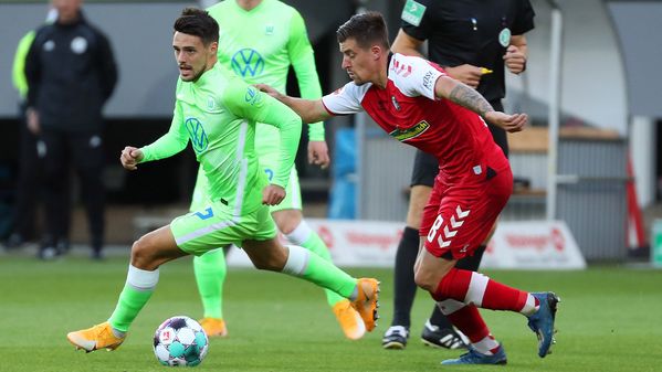 VfL-Wolfsburg-Spieler Josip Brekalo im Zweikampf mit einem Gegenspieler.