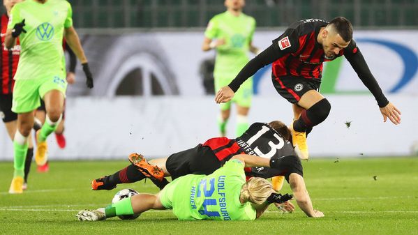 Xaver Schlager liegt am Boden in einem Zweikampf mit einem Gegenspieler aus Frankfurt, welcher auf ihm liegt und nach dem Ball tritt.