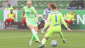  Die VfL-Spielerin Karina Saevik macht den Torschuss.