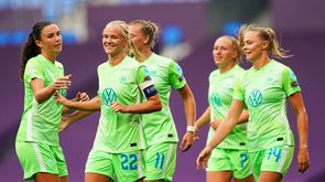 Die Spielerinnen des VfL Wolfsburg freuen sich nach einem Treffer im UWCL Viertelfinale.