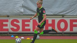 VfL Spielerin Pia Sophie Wolter spielt den Ball.