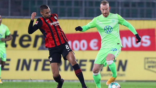 Maximilian Arnold im Zweikampf mit einem Gegenspieler im Spiel Wolfsburg gegen Frankfurt.