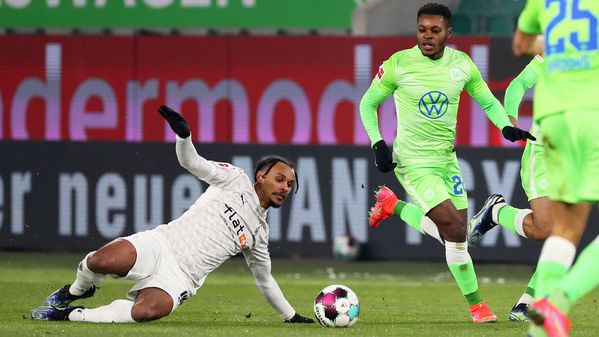 Ridle Baku im Zweikampf mit einem Gegenspieler im Spiel VfL Wolfsburg gegen Gladbach.