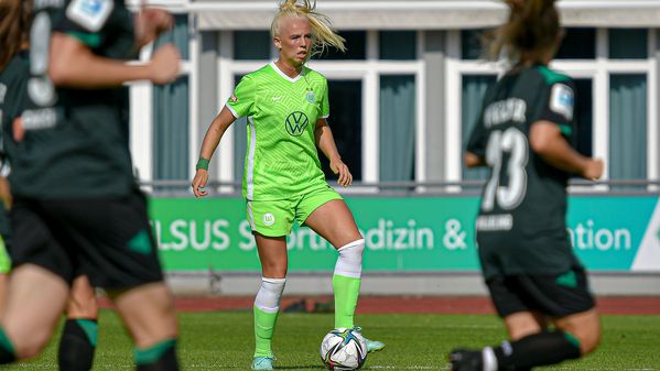 Die VfL Wolfsburg-Spielerin Sofie Svava läuft mit dem Ball.