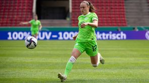 Die VfL Wolfsburg-Spielerin Ewa Pajor läuft mit dem Ball.