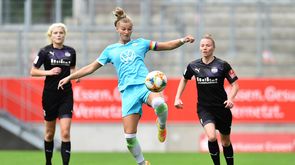VfL-Wolfsburg-Spielerin Alexandra Popp nimmt den Ball im Sprung an.