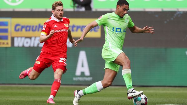 VfL-Wolfsburg-Spieler Maxence Lacroix läuft mit dem Ball.