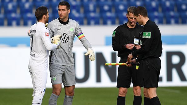 VfL-Wolfsburg-Keeper Koen Castells und TSG-Torwart Oliver Baumann machen mit den Schierdsrichtern die Platzwahl.
