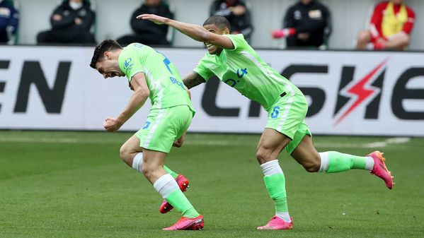Die beiden VfL-Wolfsburg-Spieler Josip Brekalo und Paulo Otavio laufen jubelnd über den Platz.