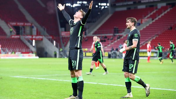 Bartosz Białek jubelt über den Treffer des VfL Wolfsburg.