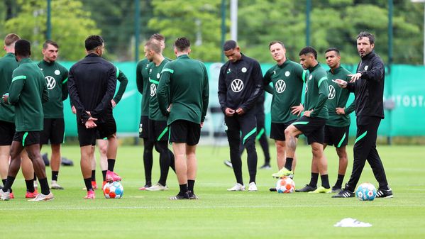 Die Spieler des VfL Wolfsburg während des Trainings.